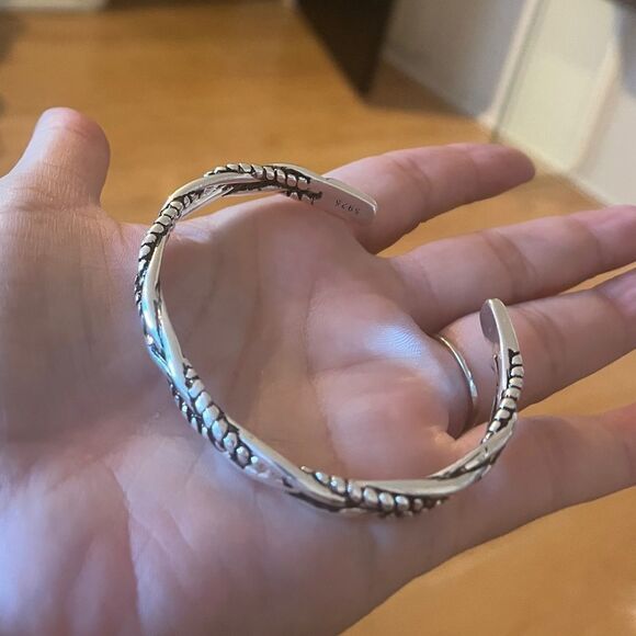 The Santa Fe Open Bangle bracelet in antiqued 925 silver. Unisex - Picture 13 of 14